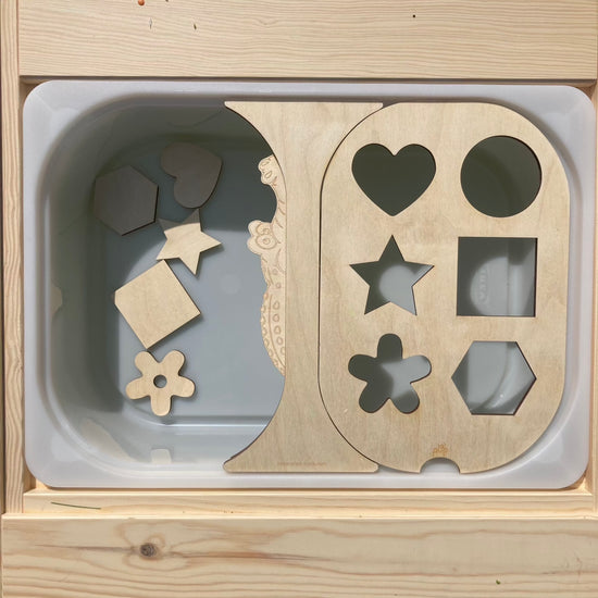 Plateau en bois avec adaptateur trofast et formes géométriques à encastrer, idéal pour développer la motricité fine et l’apprentissage ludique des enfants.