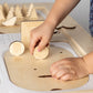 Enfant jouant avec la planche recette Montessori Le Mugcake, manipulant les pièces en bois représentant les ingrédients